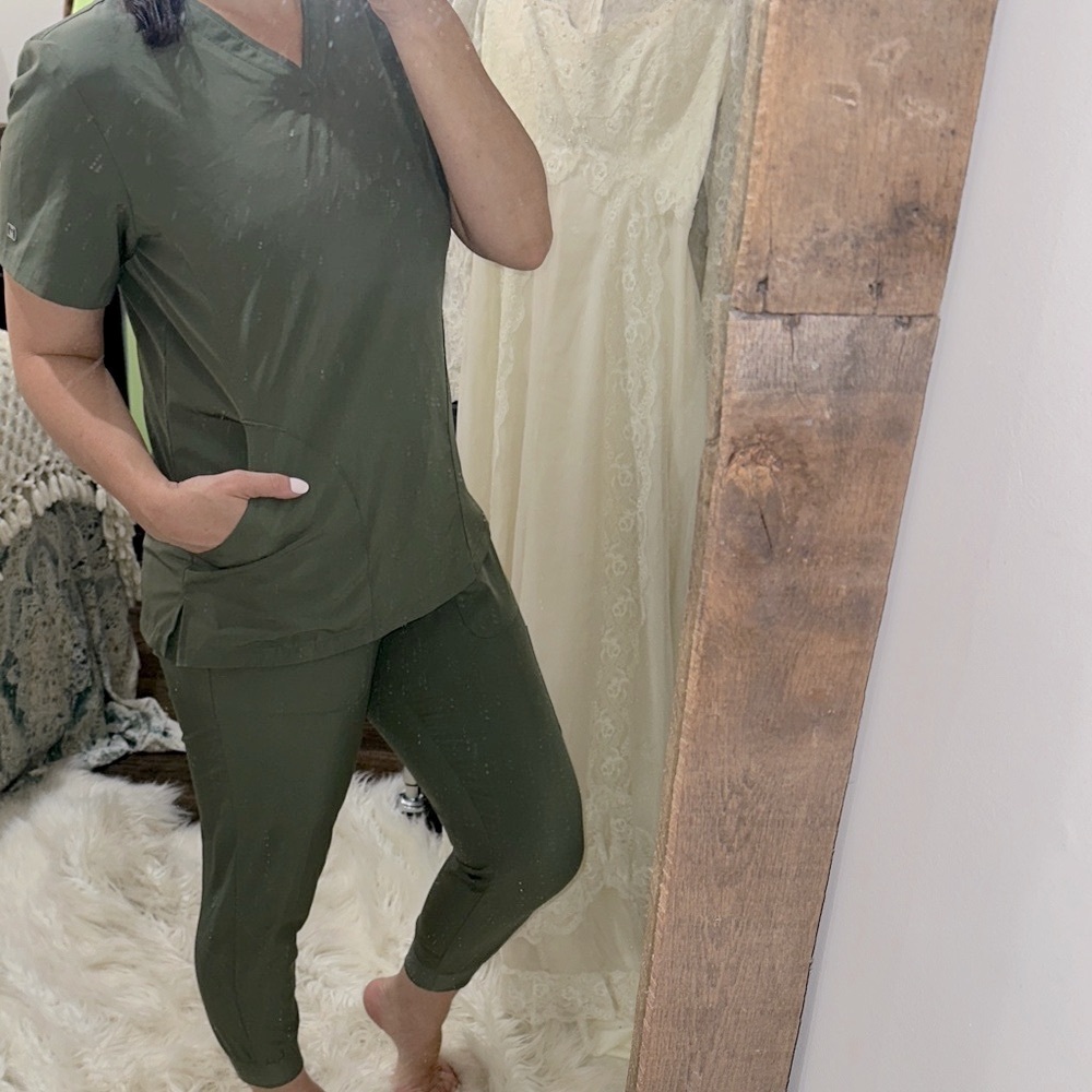 Matrix olive Green Women's nurses scrubs jogger style size MDP
